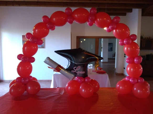 Come creare un arco di palloncini per una festa di laurea - Festa