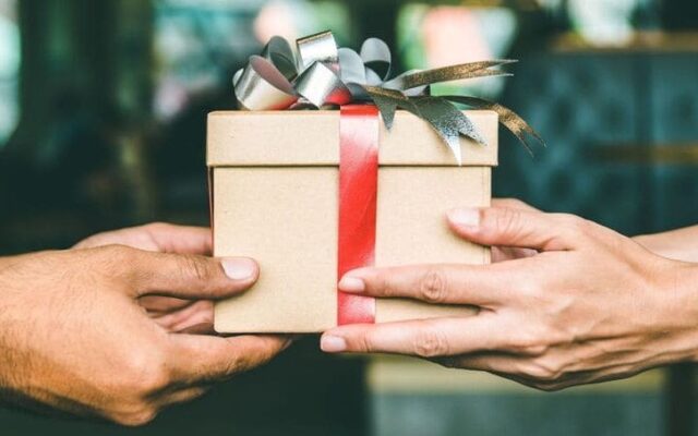 Cosa regalare a chi si laurea a Milano in primavera: idee che vanno oltre la solita busta