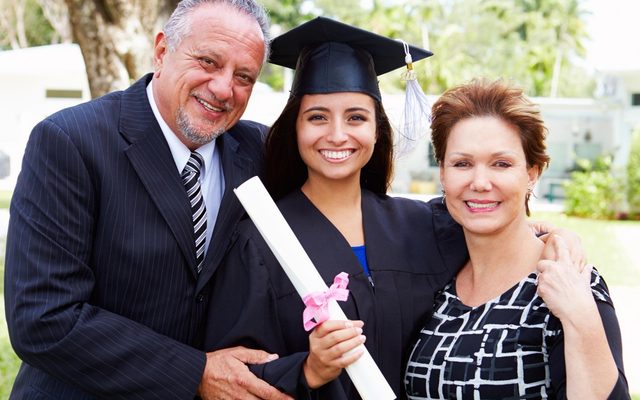 Pranzo con i parenti, sera con gli amici: come organizzare la giornata della laurea